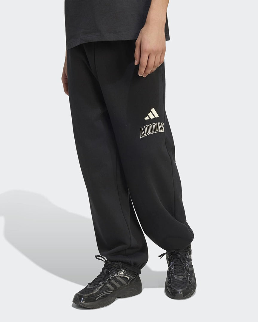 Calças Homem Adidas Collegiate Cardadas Preto/Branco vestidas, vista lateral