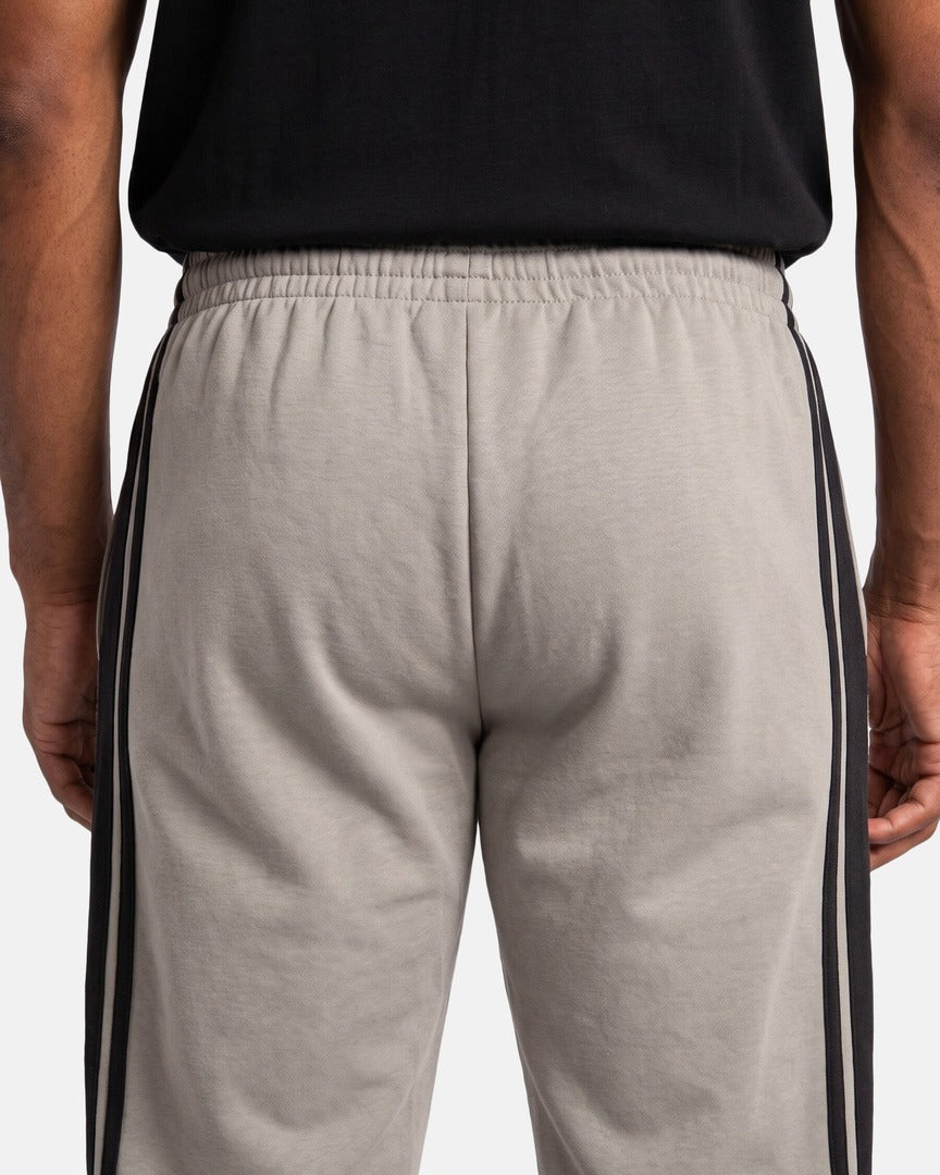 Calças Homem Adidas Essentials 3S Cardadas Cinza/Preto pormenor
