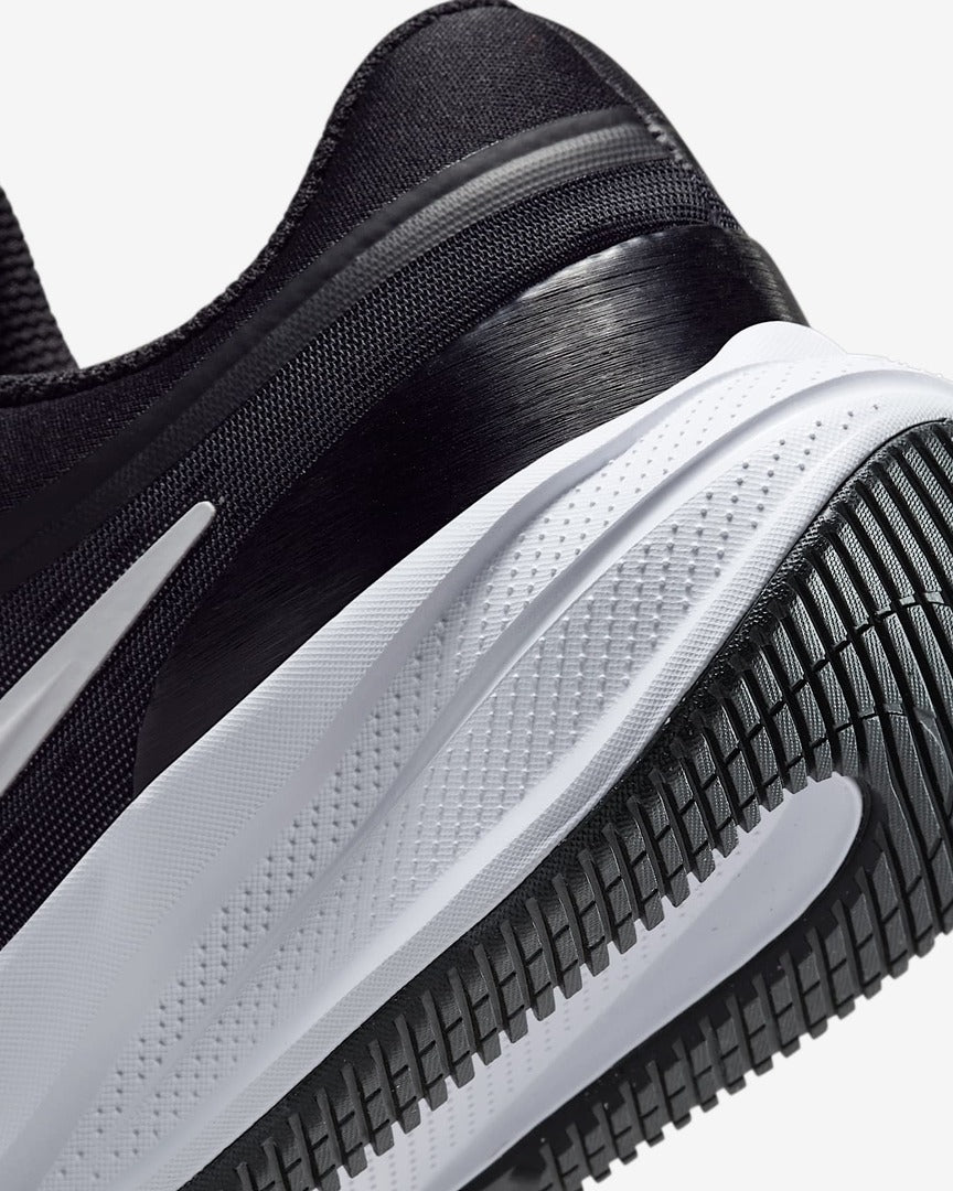 Sapatilhas Nike Star Runner 5 J Preto/Branco pormenor do calcanhar