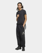 Calças Homem Adidas Collegiate Cardadas Preto/Branco vestidas, vista frontal