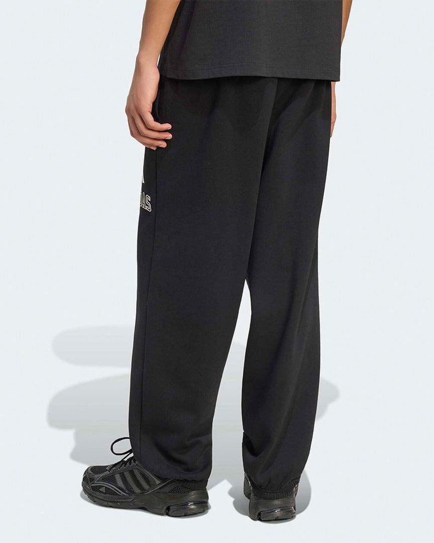 Calças Homem Adidas Collegiate Cardadas Preto/Branco vestidas, vista traseira