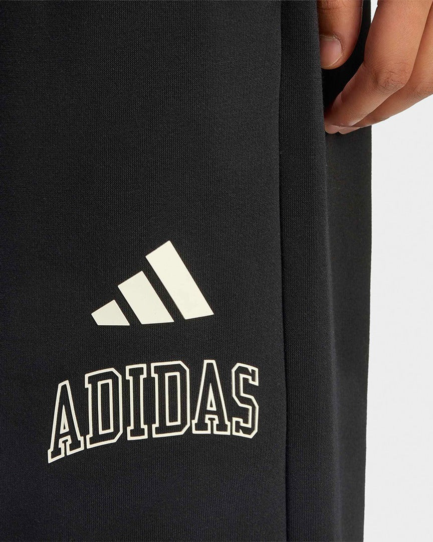 Calças Homem Adidas Collegiate Cardadas Preto/Branco pormenor do logo