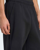 Calças Homem Adidas Collegiate Cardadas Preto/Branco pormenor do bolso