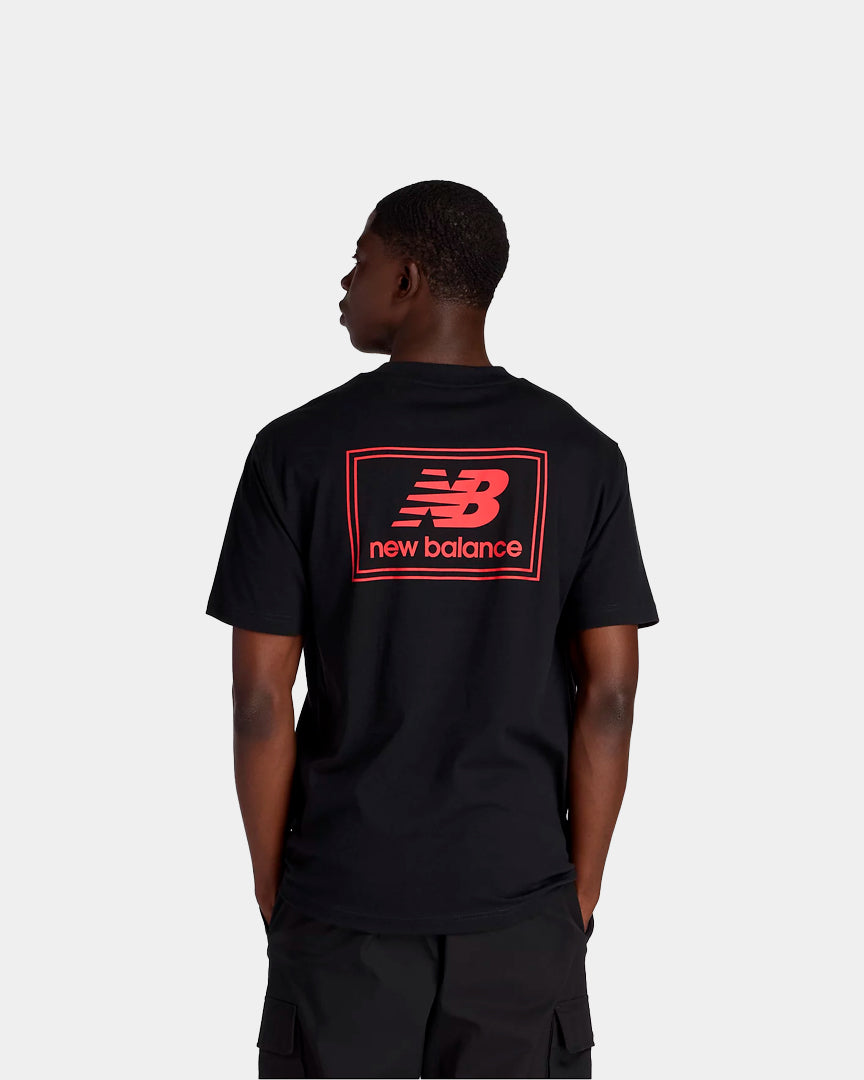 New Balance T-Shirt Woven Label Preta/Vermelha MT53928BK