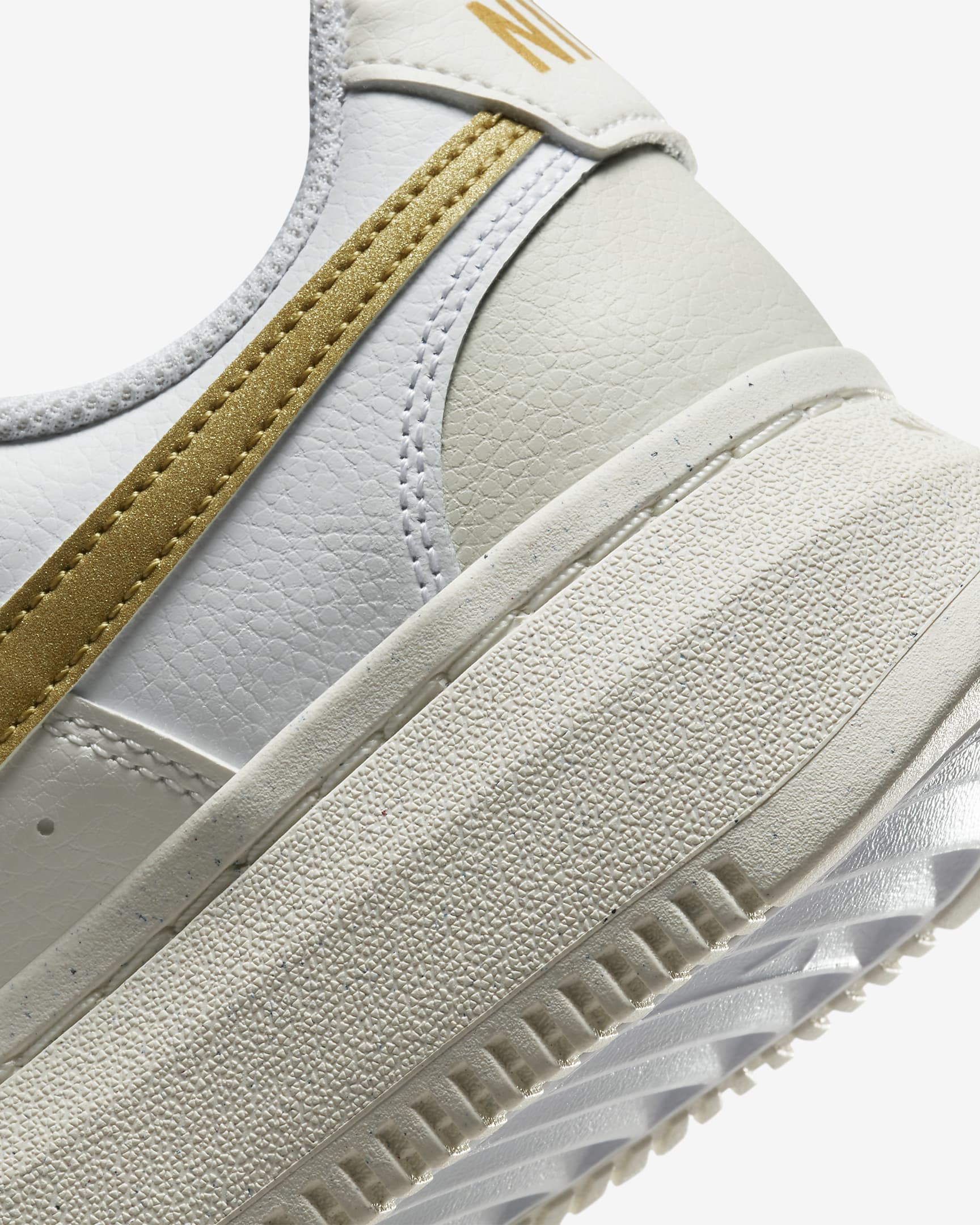 Sapatilha Nike Court Vision Alta Mulher Branco/Dourado