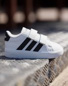 Sapatilhas Bebé Adidas Grand Court 3.0 Branca/Preta ambiente