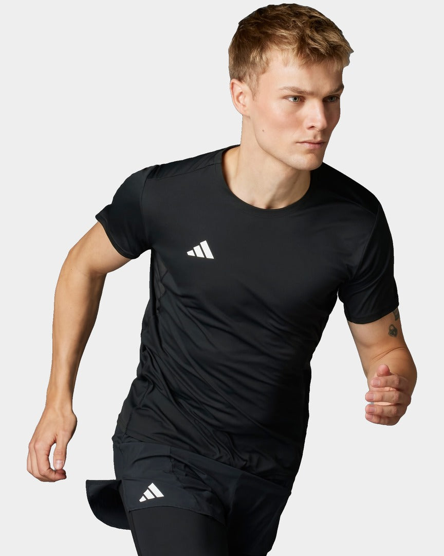 T-shirt Corrida Homem Adidas Adizero Essentials Preta vestida, vista frontal