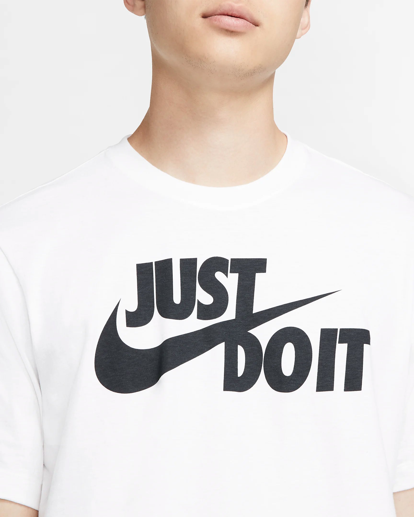 T-Shirt Nike Sportswear JDI Branca – imagem 4 – detalhe
