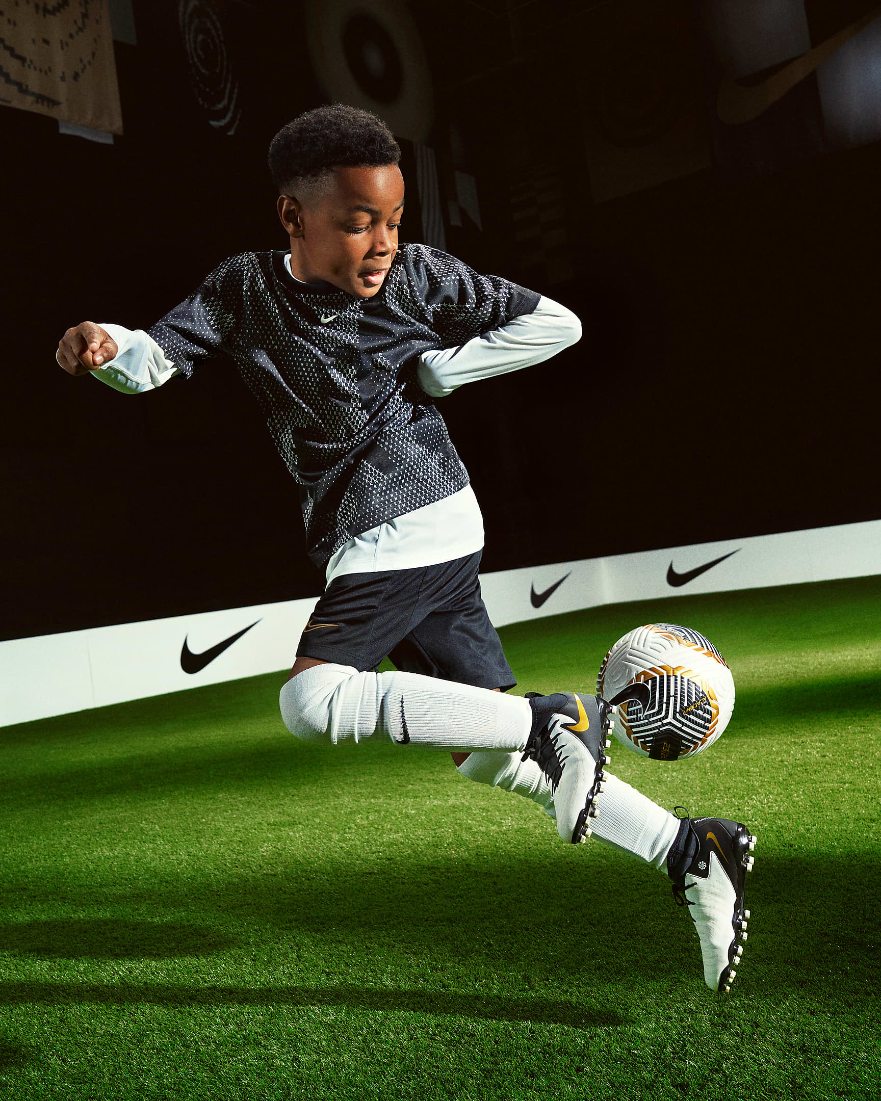 Nike Phantom Luna II Acad FG/MG Branco/Preto Nike