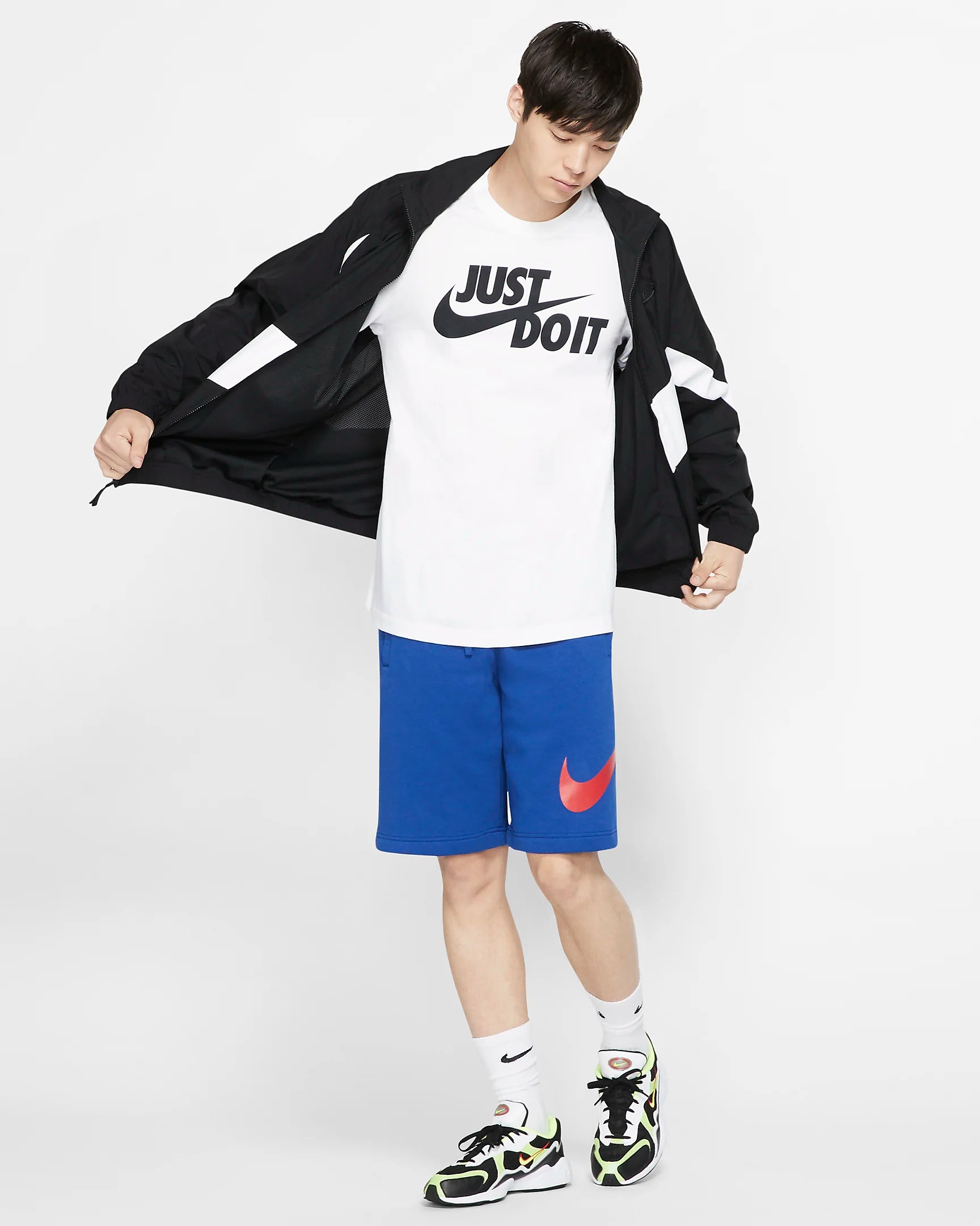 T-Shirt Nike Sportswear JDI Branca – imagem 3 – detalhe
