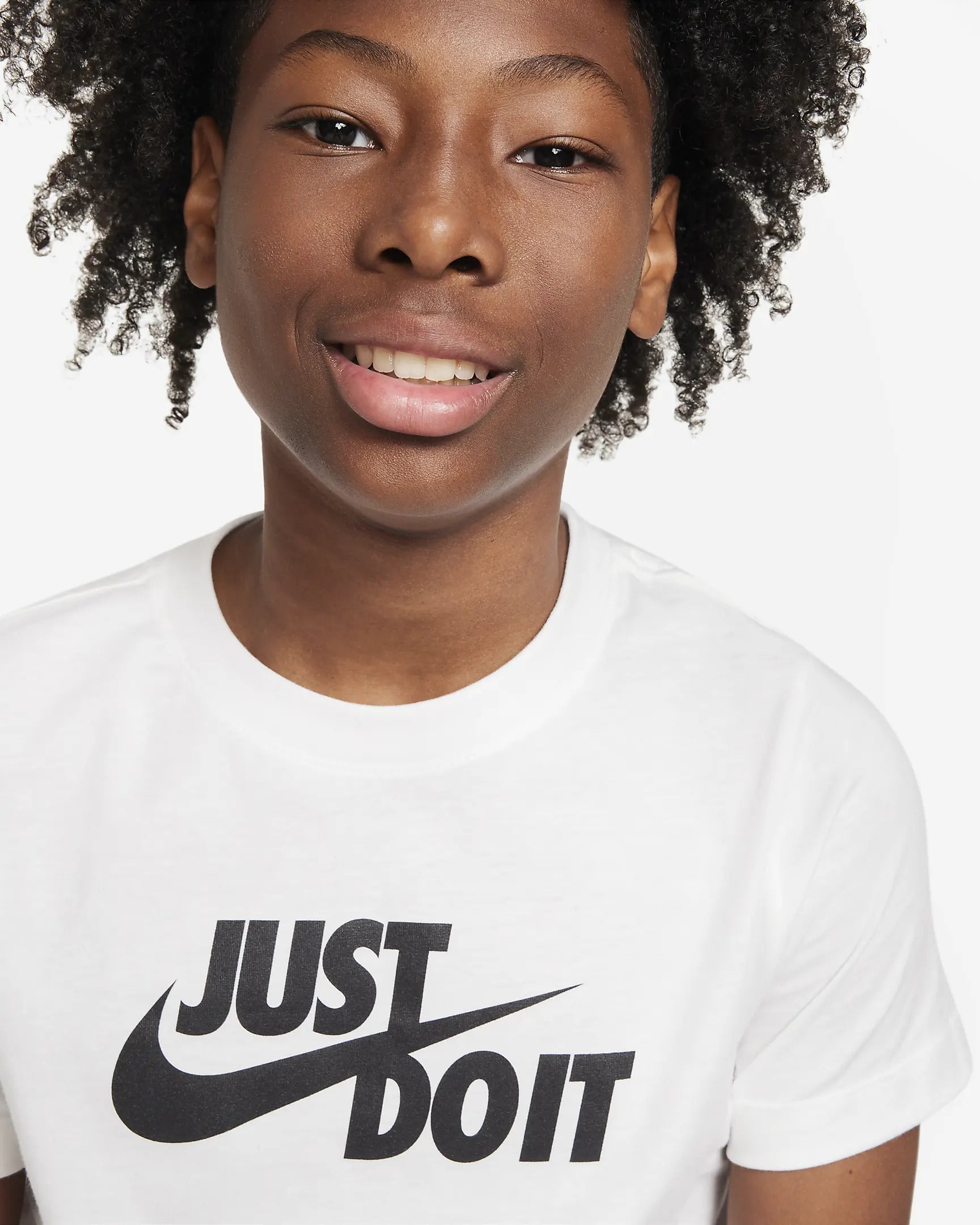 T-shirt Nike Sportswear Jr Branca – imagem 3 – detalhe